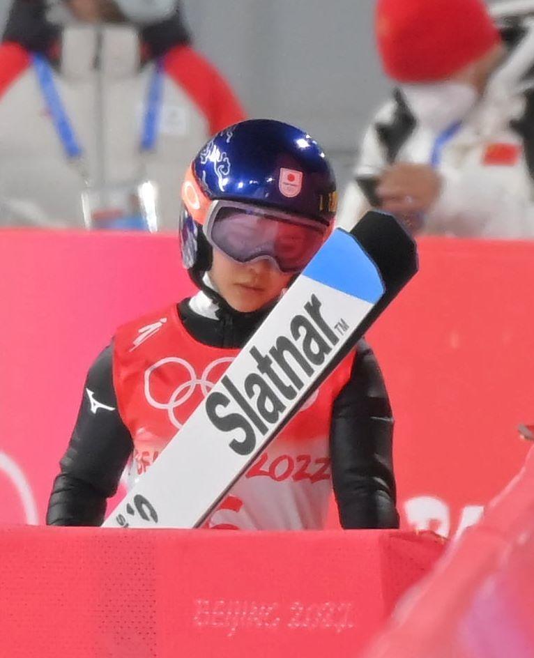 　１回目のジャンプを終え、引き揚げる高梨沙羅（撮影・高部洋祐）