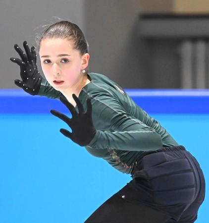 　公式練習で調整するワリエワ（撮影・堀内翔）