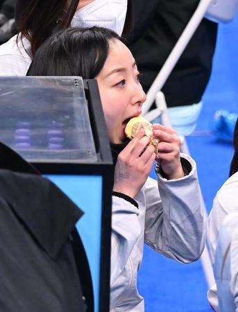 第５エンド　栄養補給する藤沢五月（撮影・堀内翔）