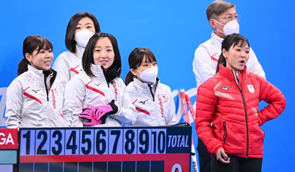 中国戦に挑む（左から）吉田夕梨花、藤沢五月、鈴木夕湖、吉田知那美。後列中央左は石崎琴美（撮影・堀内翔）