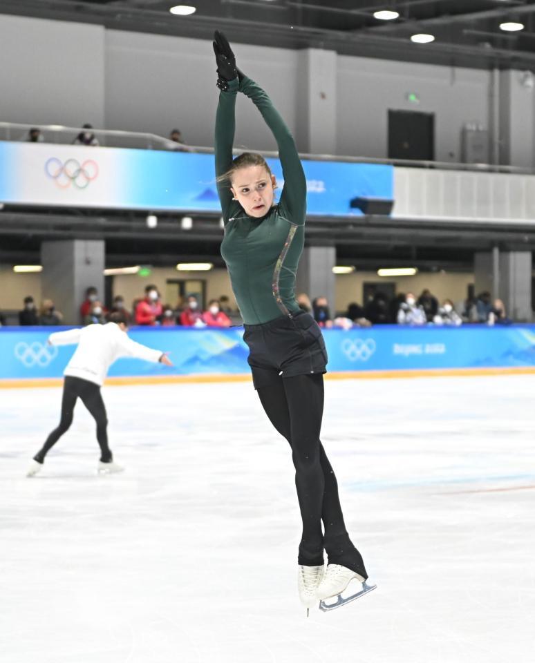 公式練習で調整を行ったジャンプの着氷を決めるワリエワ（撮影・堀内翔