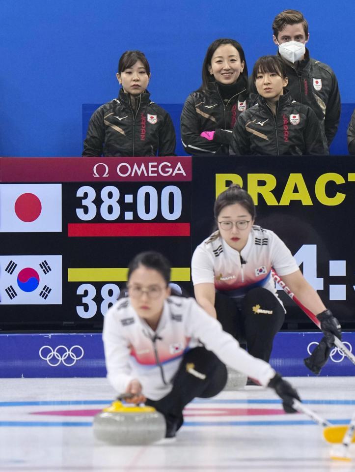 　試合を前に、韓国の練習を見つめる藤沢（左から２人目）ら（共同）