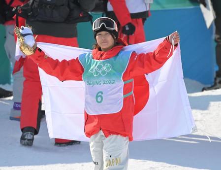 日の丸を背にポーズを決める村瀬心椛（撮影・高部洋祐）