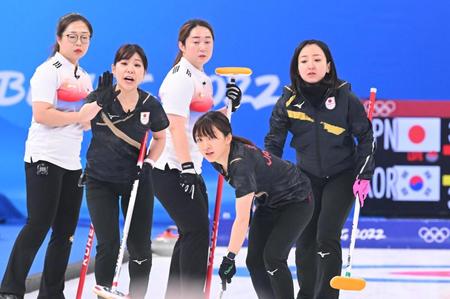 　第２エンド、韓国と対戦する藤沢（右端）らカーリング女子日本代表＝１４日