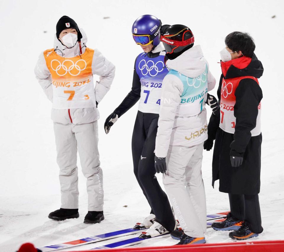 　２回目の飛躍を終え、小林潤志郎（左端）、（右から）佐藤幸椰、中村直幹に迎えられる小林陵侑（共同）