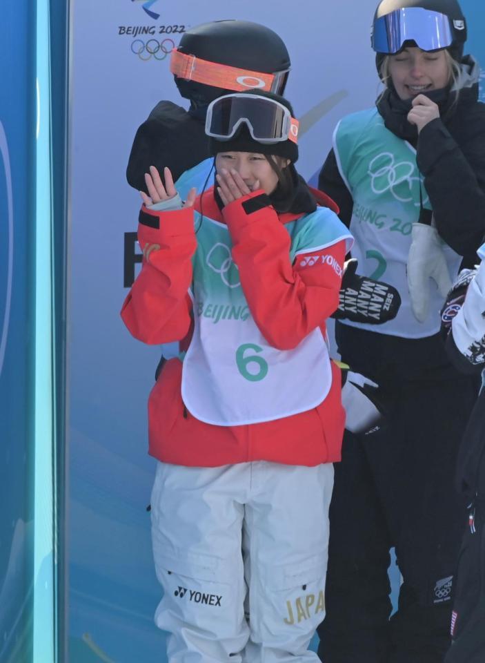 銅メダルに輝き、涙する村瀬心椛＝ビッグエア首鋼（撮影・高部洋祐）