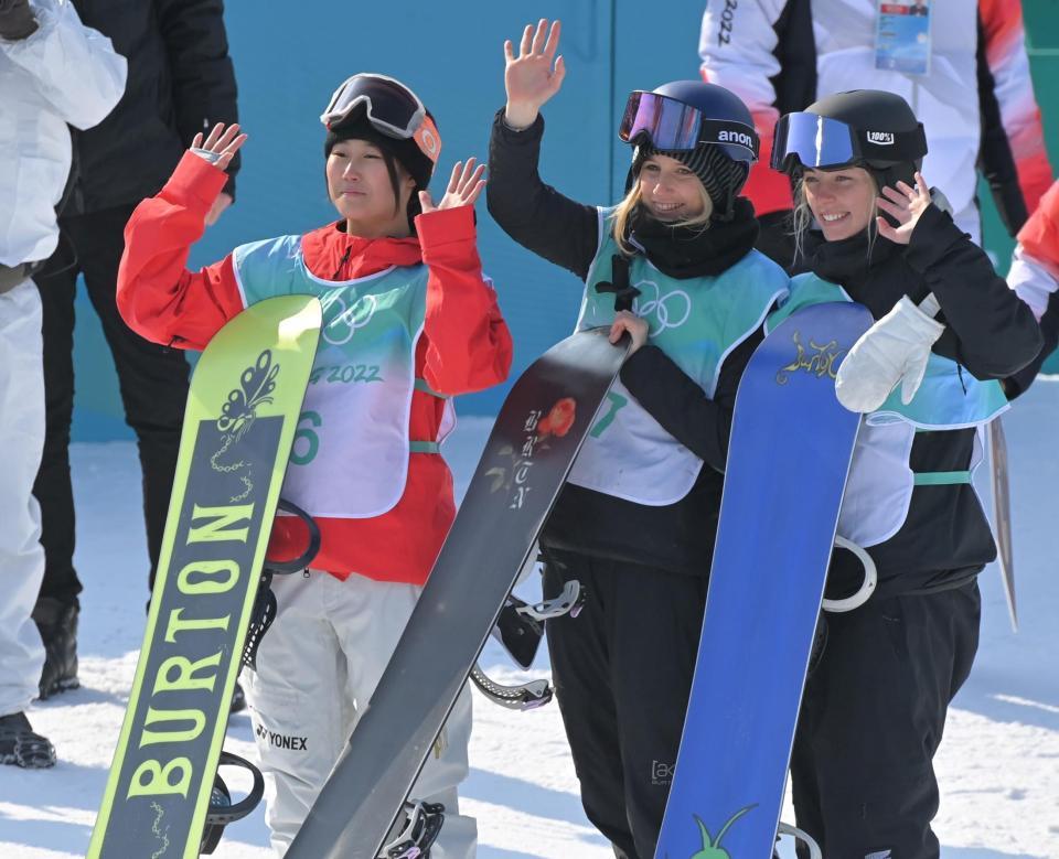 スタンドに手を振る（左から）銅メダルの村瀬心椛、金メダルのアナ・ガサー、銀メダルのゾイ・サドフスキシノット（撮影・高部洋祐）