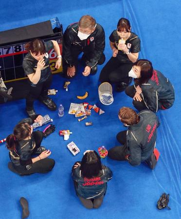 　ハーフタイムに休憩する（下から時計回りに）藤沢、吉田知、鈴木、（１人おいて）吉田夕