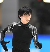 　公式練習で調整する羽生結弦＝１５日