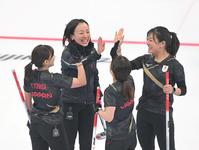 　第４エンド、ポイントを奪いタッチを交わす藤沢五月（左から２人目）ら（撮影・高部洋祐）