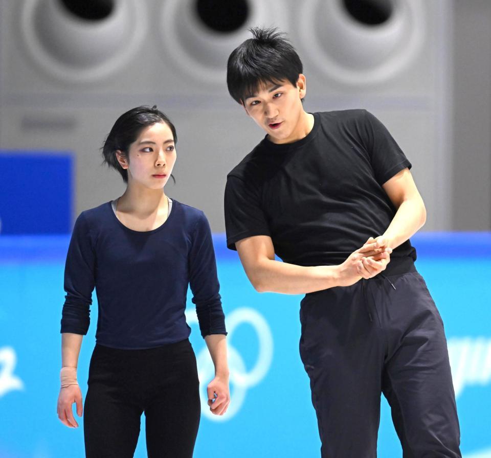 　公式練習中に話す三浦璃来、木原龍一組（撮影・堀内翔）