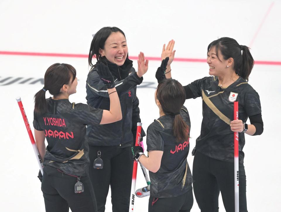 　第４エンド、ポイントを奪いタッチを交わす藤沢五月（左から２人目）ら（撮影・高部洋祐）