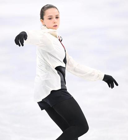 　公式練習で調整するワリエワ（撮影・堀内翔）