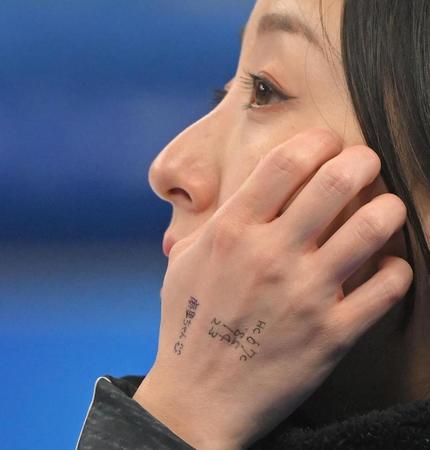 藤沢五月の右手には「麻里ちゃん」の文字が（撮影・高部洋祐）