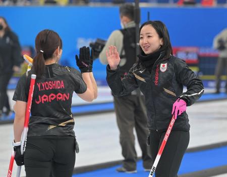 　第１エンド、タッチを交わす藤沢五月（右）らロコ・ソラーレ（撮影・高部洋祐）