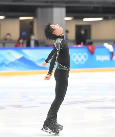 公式練習で調整する羽生結弦（撮影・堀内翔）