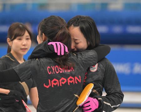 試合後、涙を流しながら吉田知那美（手前）と抱き合う藤沢五月（右）＝撮影・高部洋祐