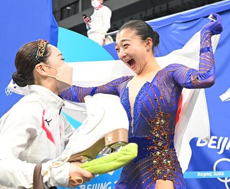 樋口新葉（左）に祝福されて感激する坂本花織（撮影・堀内翔）