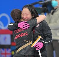 試合後、吉田夕梨花（左）と抱き合う藤沢五月（撮影・高部洋祐）