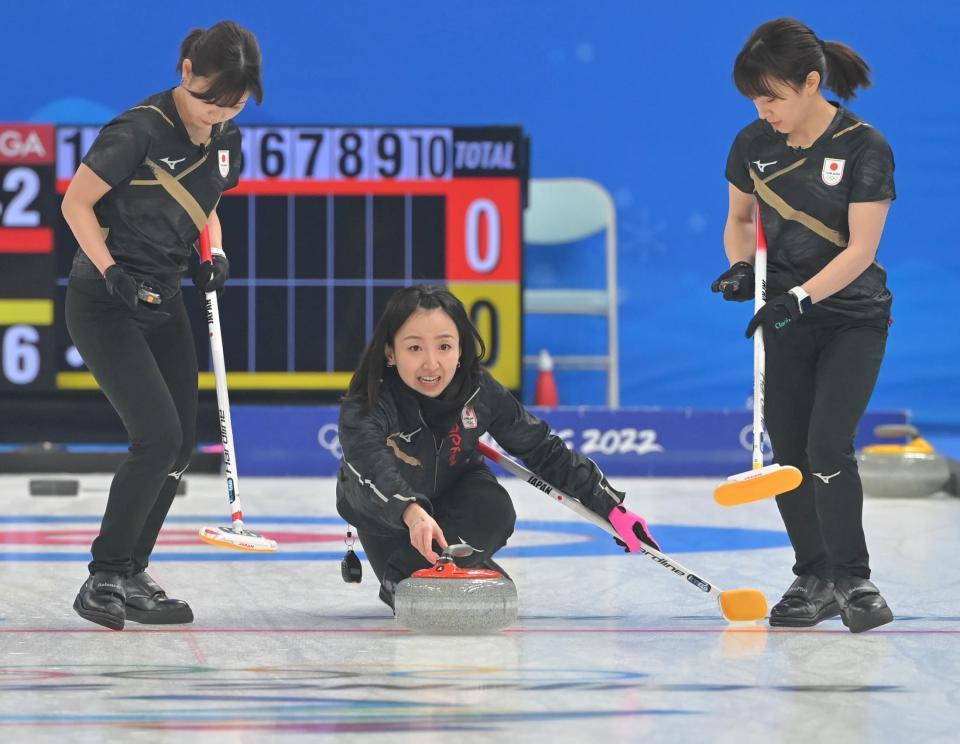 　第１エンド、ストーンを投じる藤沢五月（中央）＝撮影・高部洋祐