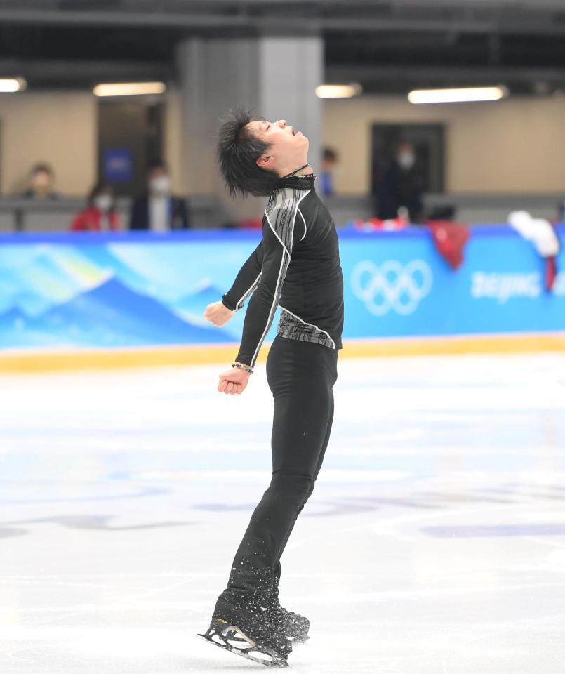 公式練習で調整する羽生結弦（撮影・堀内翔）