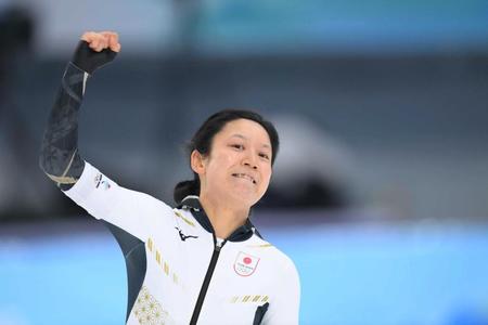 　女子１０００メートルを制し、ガッツポーズをする高木美帆（撮影・堀内翔）