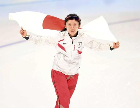 　金メダルに輝き、日の丸を背に場内一周する高木美帆（撮影・高部洋祐）