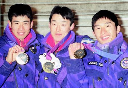 　リレハンメル五輪、複合団体で金メダルを獲得した（左から）河野孝典、阿部雅司、荻原健司＝１９９４年２月、ホーコンホール（共同）