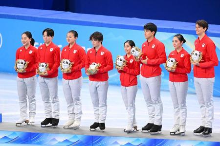 　３位となったフィギュアスケート団体戦メンバー＝７日