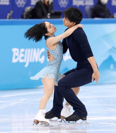 演技する三浦璃来（左）、木原龍一組（共同）