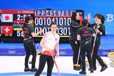 　第９エンドを終えてタッチを交わすカーリング女子日本代表（撮影・堀内翔）