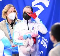 涙を拭きながら会場を後にするワリエワ＝首都体育館（撮影・堀内翔）