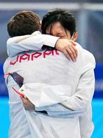 　女子１０００メートルで金メダルを獲得し、ヨハン・デビット・コーチ（手前）と抱き合って喜ぶ高木美帆（共同）