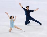 演技する三浦璃来（左）、木原龍一組（共同）