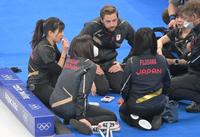 　ハーフタイムにお腹を満たす吉田知那美（左端）＝撮影・高部洋祐