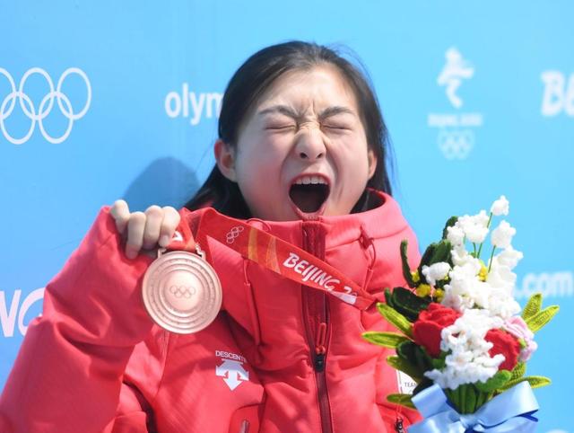 坂本花織 銅メダル手に笑顔満開「本当に重いです！ツルツル」授与式に