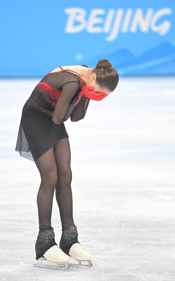 演技後、顔を覆うワリエワ（撮影・高部洋祐）