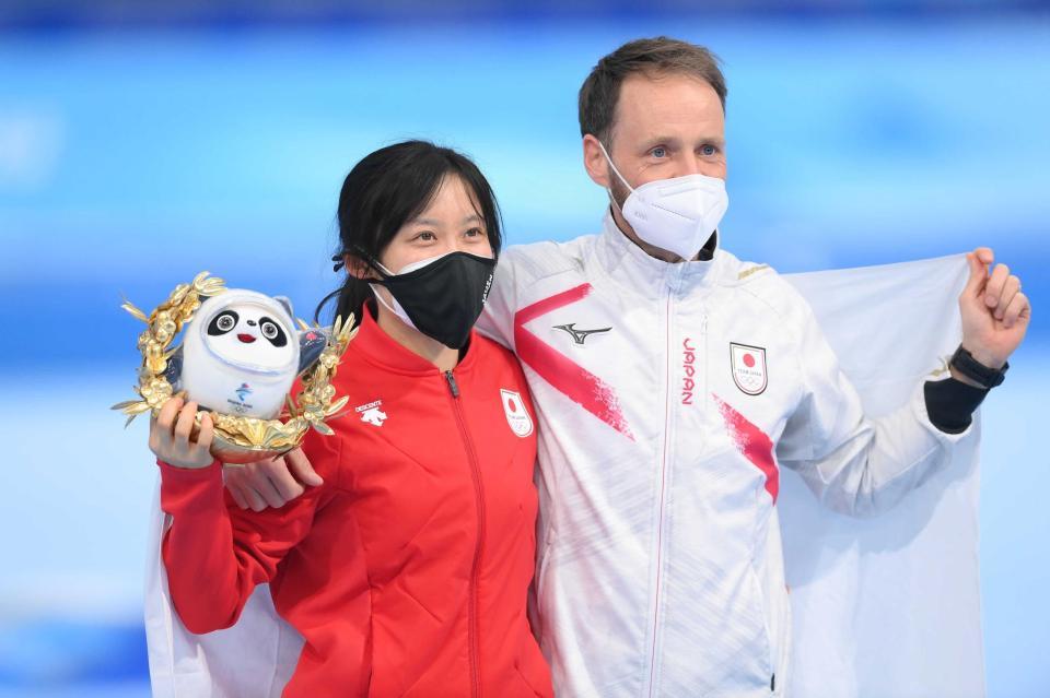 　記念撮影する高木美帆（左）とヨハン・デビット・ヘッドコーチ（撮影・堀内翔）