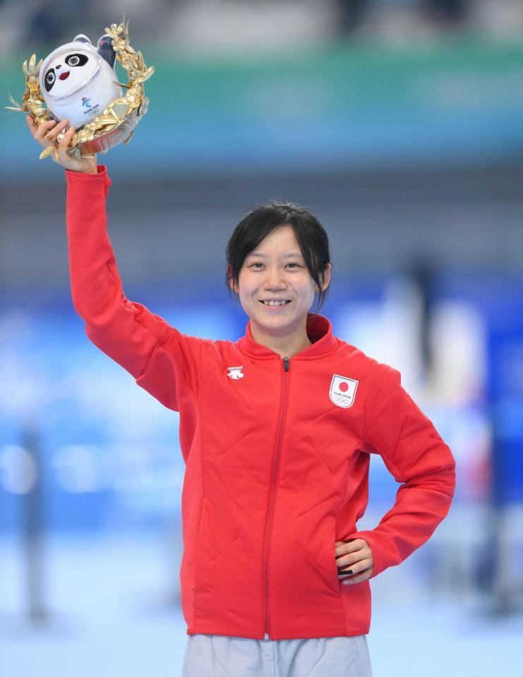 　ビンドゥンドゥンを手にする高木美帆（撮影・堀内翔）