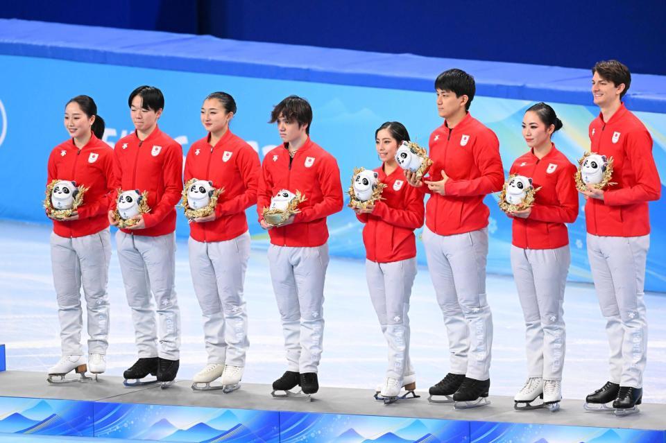 　３位となったフィギュアスケート団体戦メンバー＝７日