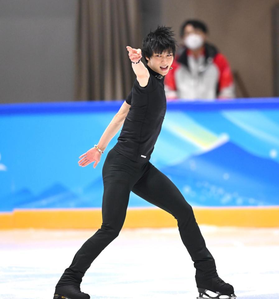 公式練習で調整する羽生結弦（撮影・堀内翔）