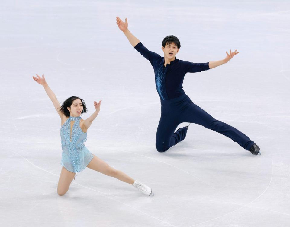 演技する三浦璃来（左）、木原龍一組（共同）