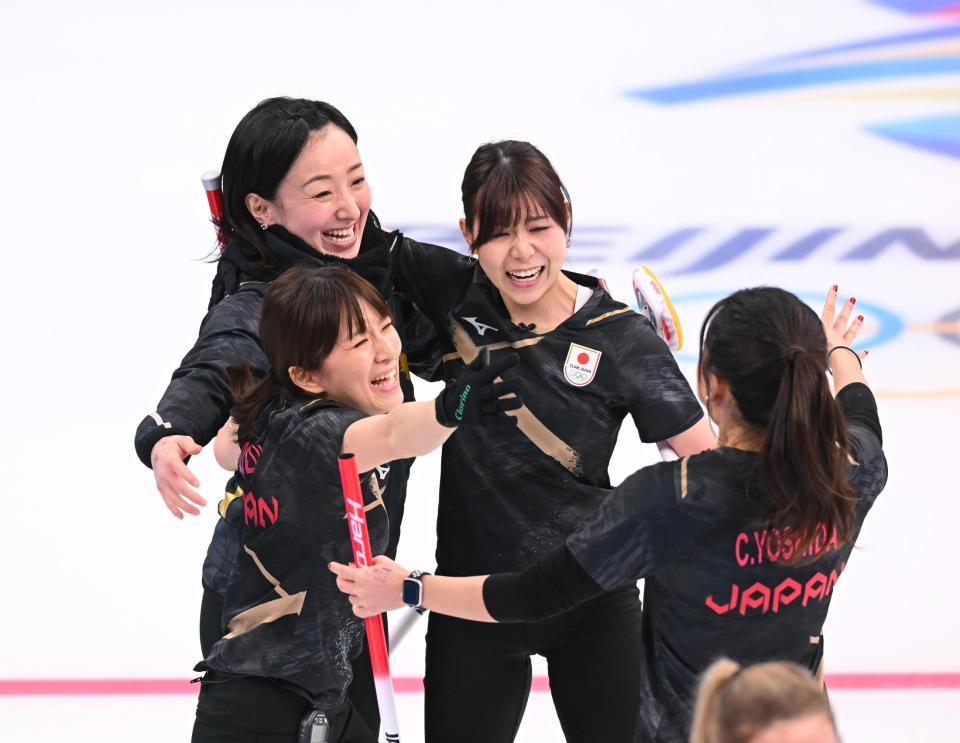 スイスに勝利して喜ぶカーリング女子日本代表（撮影・堀内翔）