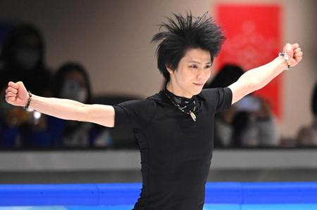 　公式練習で調整する羽生結弦（撮影・堀内翔）