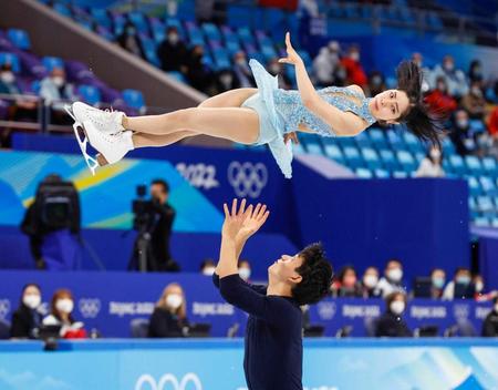 　ペアＳＰ　演技する三浦璃来（上）、木原龍一組（共同）