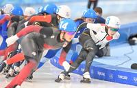 　決勝で滑走する佐藤綾乃（右端）＝撮影・高部洋祐