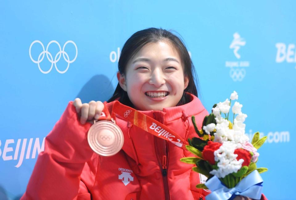 　銅メダルを手に笑顔を見せる坂本花織（撮影・堀内翔）