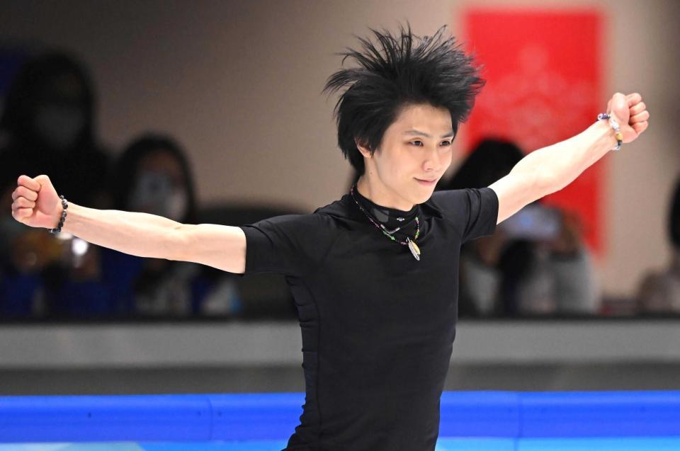 　公式練習で調整する羽生結弦（撮影・堀内翔）