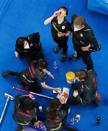 カーリング日本 前半１ ４と劣勢 そだねー ナイスぅー 普段通りの戦いも 北京五輪 デイリースポーツ Online