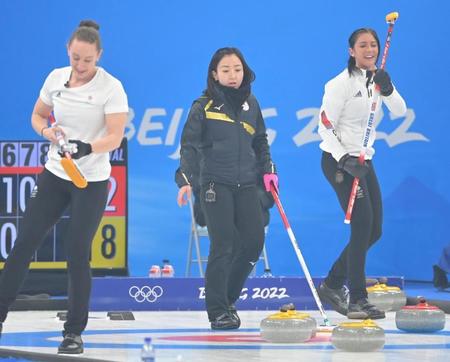 　第７エンド、肩を落とす藤沢五月（中央）と笑顔のミュアヘッド（撮影・高部洋祐）